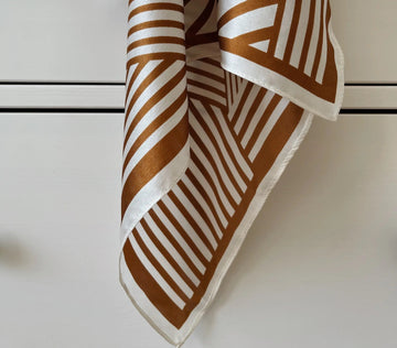 Šátky jako jarní must‑have: 7 způsobů, jak uvázat bavlněný šátek během 30 sekund