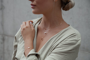 Proč se vyplatí mít v šatníku neutrální doplňky