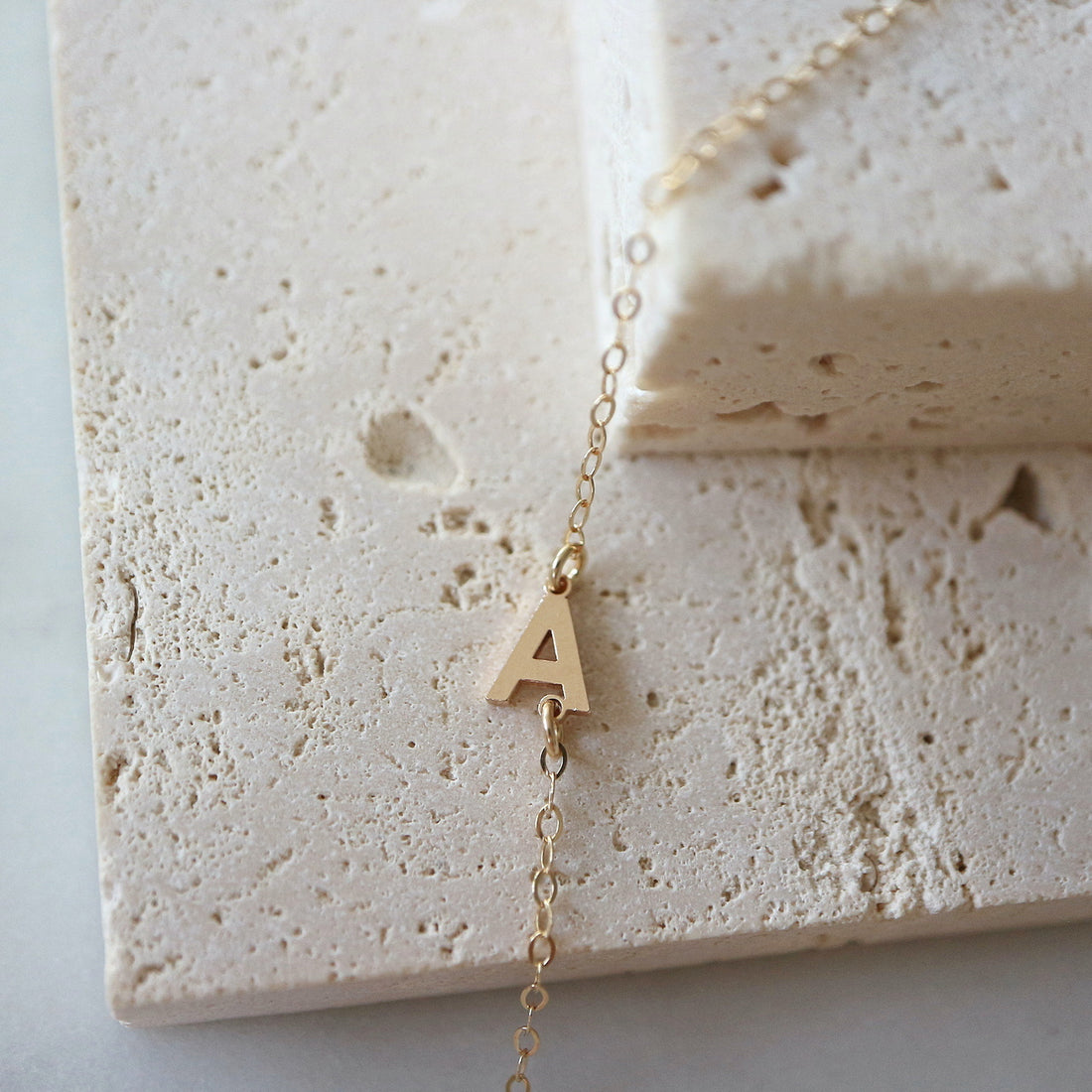 Řetízek s ležatým písmenkem